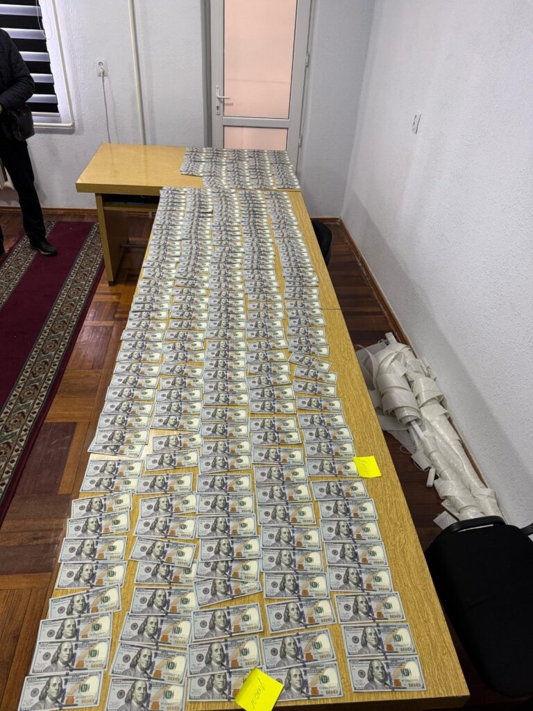 WhatsApp-Image-2025-02-27-at-16.17.52-1-768x1024 Чолпон-Атада 29 миң доллар пара берип жаткан жаран кармалды